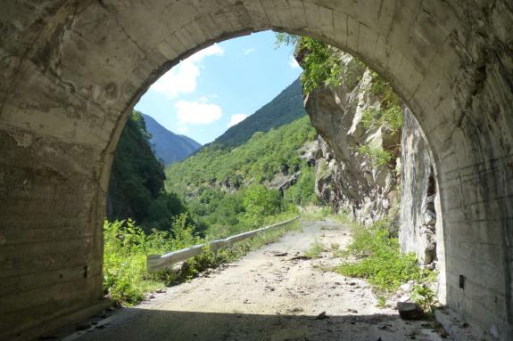 Ein Beispiel dafür ist das erste Teilstück der ehemaligen Straße in das Schnalstal. Nicht ohne Grund hat sich der Mensch vor und 15 Jahren in einen 1.160 Meter langen Tunnel „verkrochen“. 