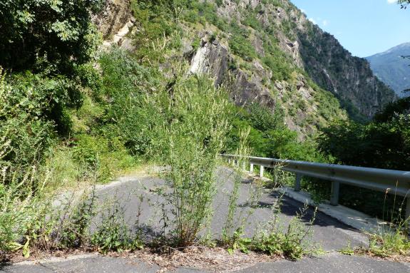 Ein Beispiel dafür ist das erste Teilstück der ehemaligen Straße in das Schnalstal. Nicht ohne Grund hat sich der Mensch vor und 15 Jahren in einen 1.160 Meter langen Tunnel „verkrochen“. 