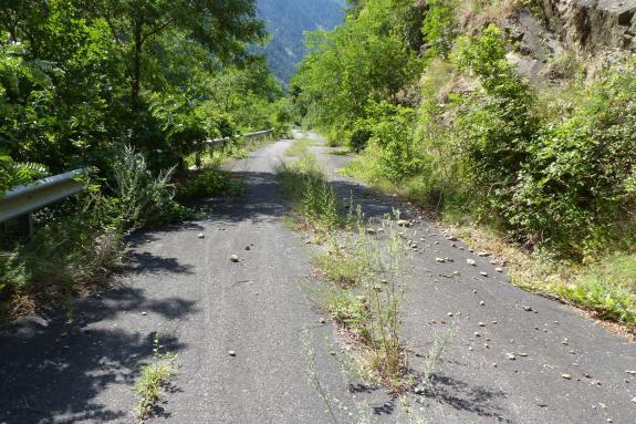 Ein Beispiel dafür ist das erste Teilstück der ehemaligen Straße in das Schnalstal. Nicht ohne Grund hat sich der Mensch vor und 15 Jahren in einen 1.160 Meter langen Tunnel „verkrochen“. 