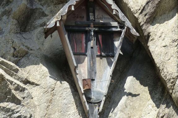 Ein Beispiel dafür ist das erste Teilstück der ehemaligen Straße in das Schnalstal. Nicht ohne Grund hat sich der Mensch vor und 15 Jahren in einen 1.160 Meter langen Tunnel „verkrochen“. 