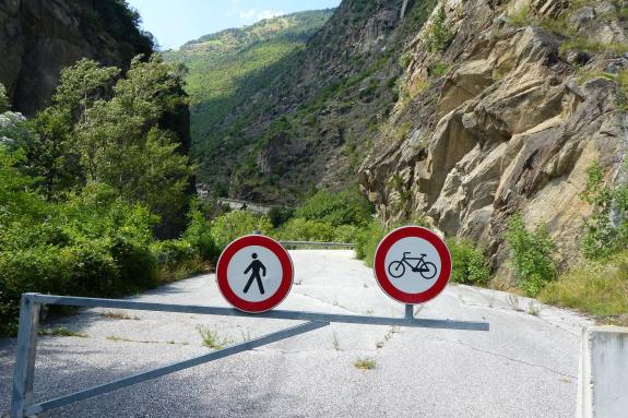 Ein Beispiel dafür ist das erste Teilstück der ehemaligen Straße in das Schnalstal. Nicht ohne Grund hat sich der Mensch vor und 15 Jahren in einen 1.160 Meter langen Tunnel „verkrochen“. 