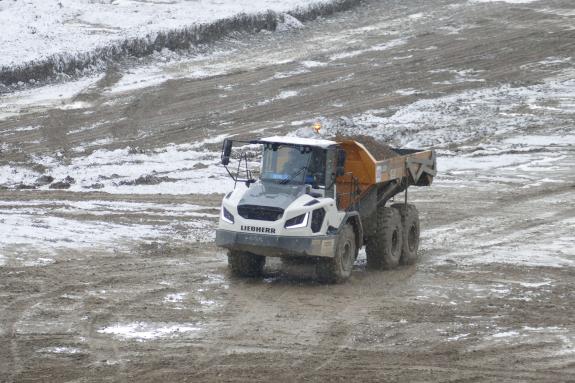 Es wird wieder aufgeschüttet, am Reschensee; so gesehen am Gründonnerstag; Fotos: Sepp