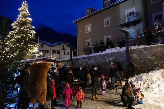 In Taufers im Münstertal wurde am ersten Adventssonntag die Aktion „Advent in Dorf an dr Grenz“ eröffnet; Fotos: Sepp