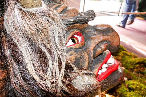 Maskenausstellung der „Pfoffagonder Tuifl“ in Kastelbell; Fotos: Sepp