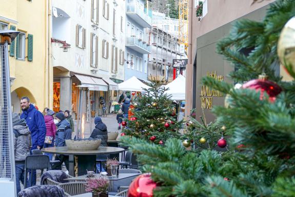 Nach dem ersten Weihnachtsmarkt-Wochenende in Schlanders (Bilder) gibt es auch noch am Samstag und Sonntag, 18. und 19. Dezember, von jeweils 10 bis 18 Uhr einen kleinen Weihnachtsmarkt im Vinschger Hauptort; Foto: Sepp