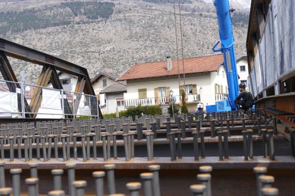 Neue Etschbrücke in Laas platziert, 24.03.2026, Fotos: AM 