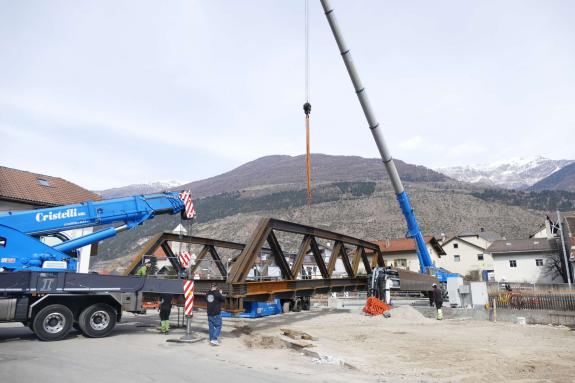 Neue Etschbrücke in Laas platziert, 24.03.2026, Fotos: AM 