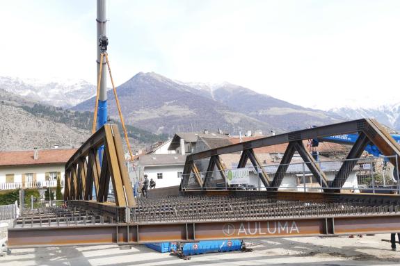Neue Etschbrücke in Laas platziert, 24.03.2026, Fotos: AM 