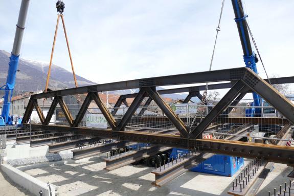 Neue Etschbrücke in Laas platziert, 24.03.2026, Fotos: AM 