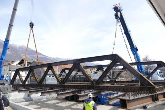 Neue Etschbrücke in Laas platziert, 24.03.2026, Fotos: AM 
