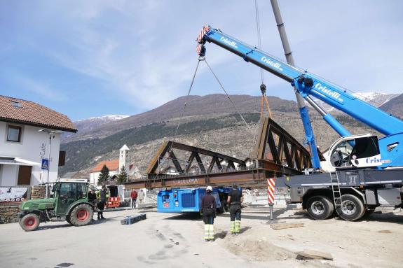 Neue Etschbrücke in Laas platziert, 24.03.2026, Fotos: AM 