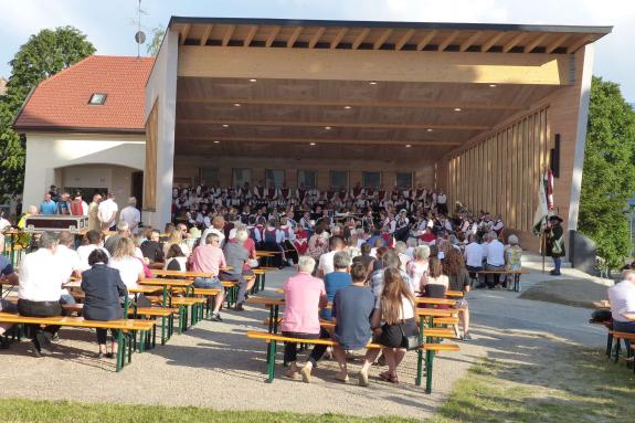 Segnung des Pavillons im Dorfanger von Mals am Herz-Jesu-Sonntag 2019; Fotos: Sepp