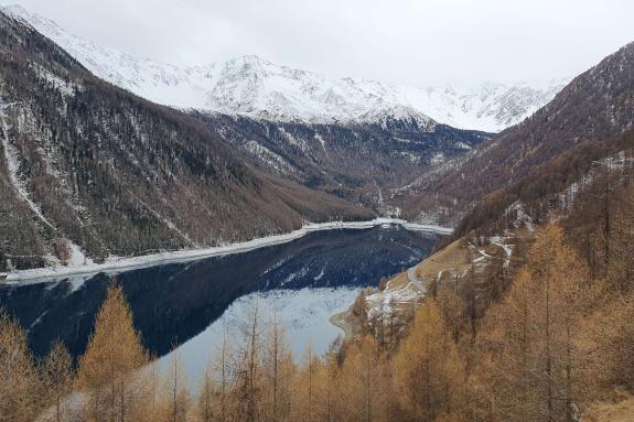 Spieglein, Spieglein an der Wand. So präsentiert sich der Vernagt-Stausee im Schnalstal. Foto: AM