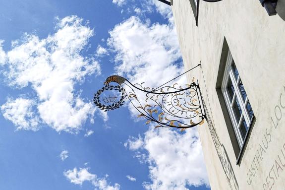 Wirtshausschild in Laas; Foto: Sepp