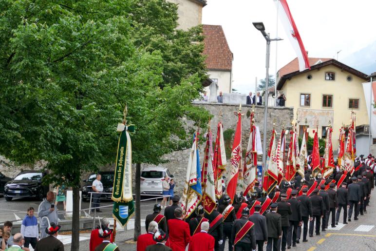 150 Jahre FF Schlanders (Einzug zum Gottesdienst); Fotos: Sepp 
