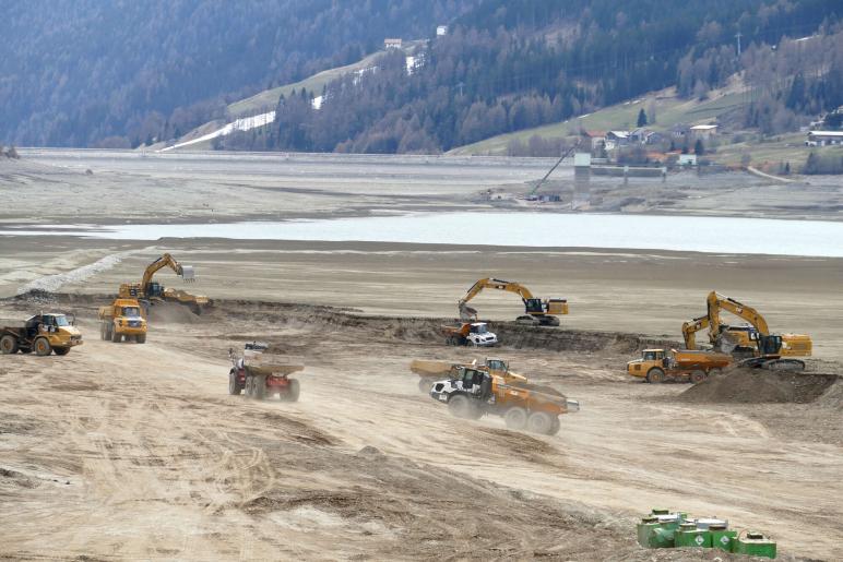 Am 12. April sind die Aufschüttungsarbeiten im Reschensee voll angelaufen; Fotos: Sepp