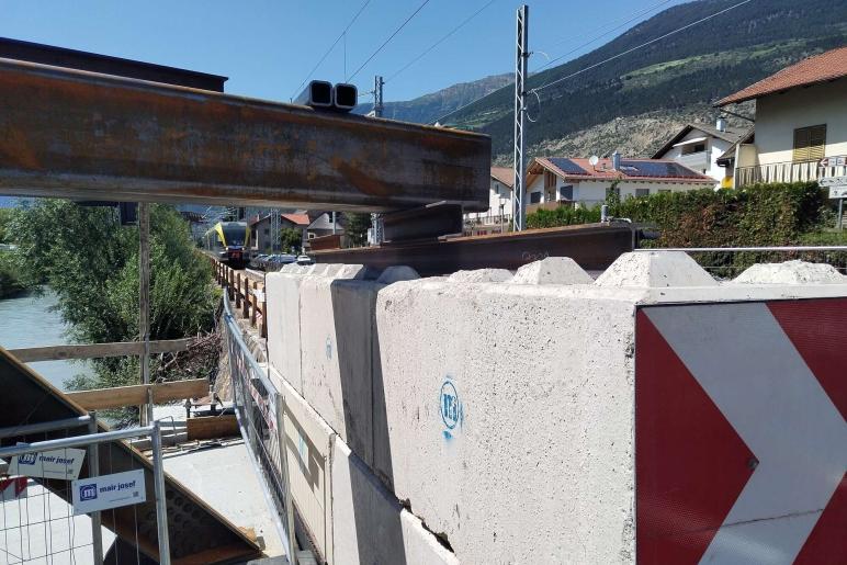 An der „Etschbrücke Badplatzl“ in Laas wird wieder gearbeitet; Fotos: Sepp