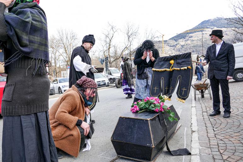 „Beerdigung“ des Faschings in Laatsch am Aschermittwoch; Fotos: Sepp