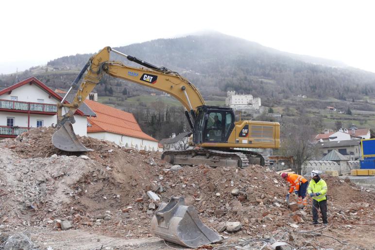 Die Abbrucharbeiten am Altenheim in Schluderns laufen auf Hochtouren. Fotos: AM