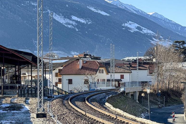 Die Arbeiten zur Elektrifizierung der Vinschgerbahn schreiten voran: in Latsch stehen nun auch die ersten der insgesamt 1.500 Oberleitungsmasten. So gesehen am 12.01.24; Fotos: Manuel