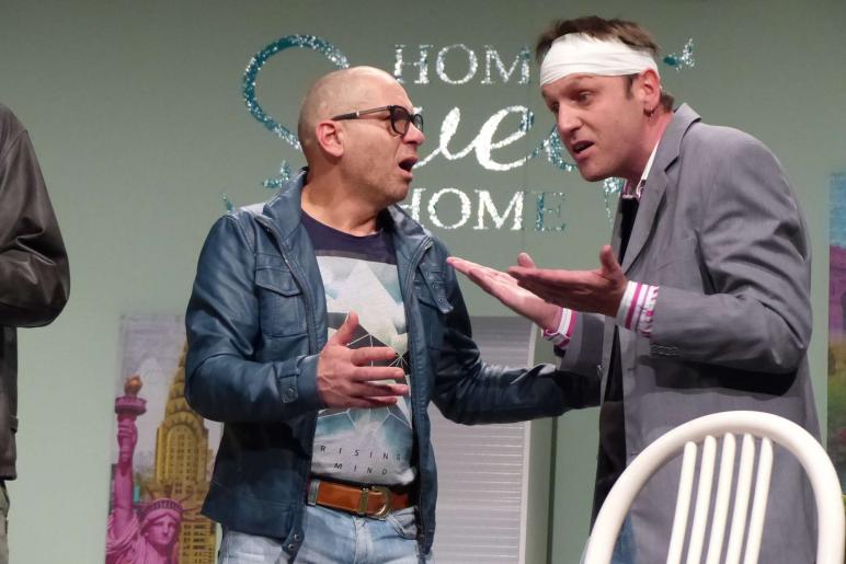 „Doppelt leben hält besser“ (Theater Verein Schlanders); Fotos: Sepp