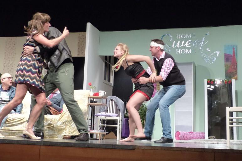 „Doppelt leben hält besser“ (Theater Verein Schlanders); Fotos: Sepp