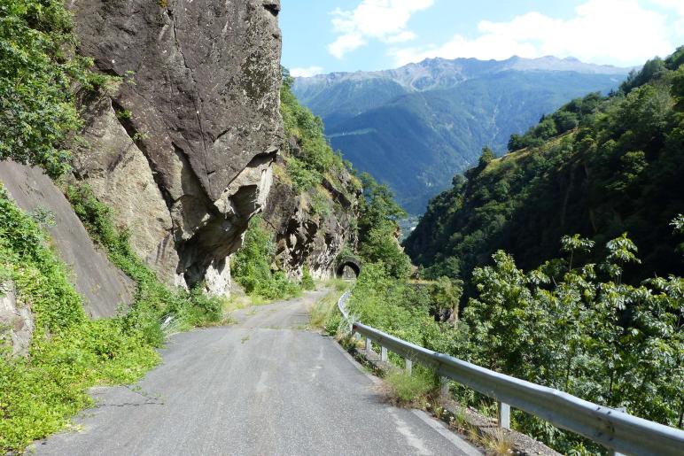 Ein Beispiel dafür ist das erste Teilstück der ehemaligen Straße in das Schnalstal. Nicht ohne Grund hat sich der Mensch vor und 15 Jahren in einen 1.160 Meter langen Tunnel „verkrochen“. 