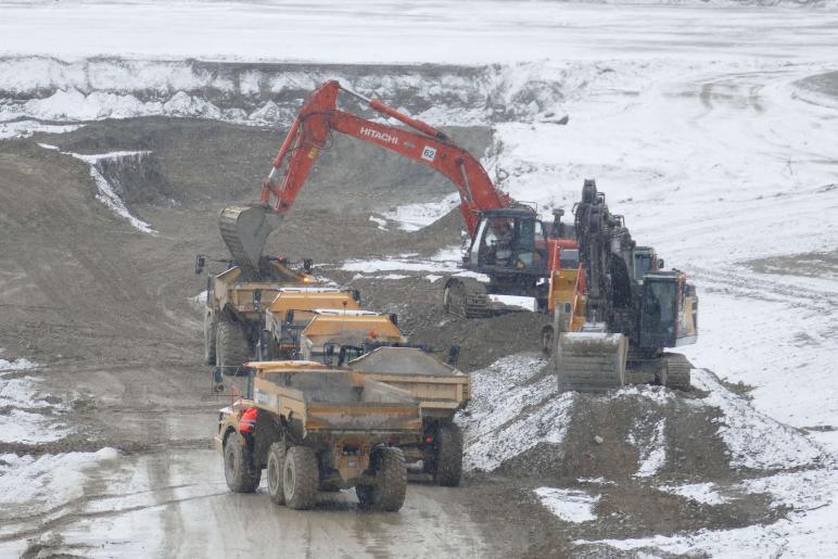 Es wird wieder aufgeschüttet, am Reschensee; so gesehen am Gründonnerstag; Fotos: Sepp