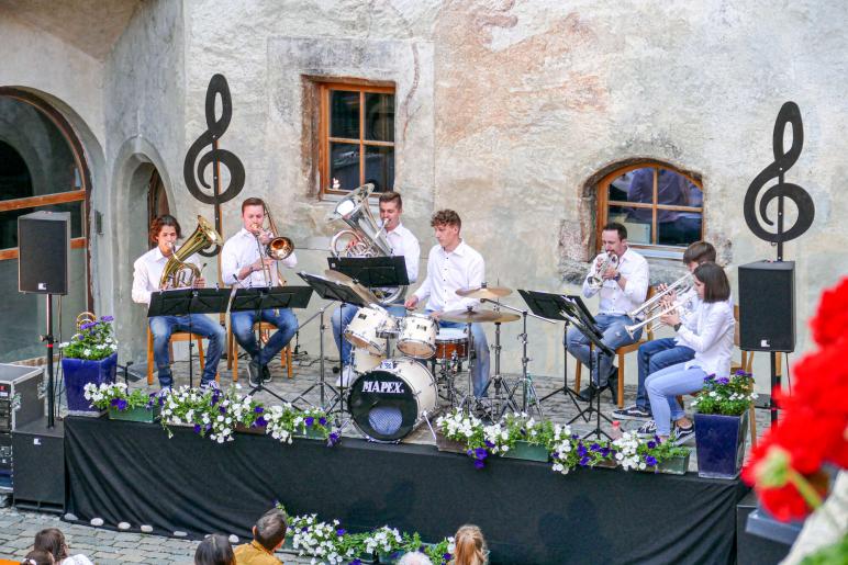 Fürstenburg: Lässige Blasmusik mit „Grenzenlos“; Fotos: Sepp