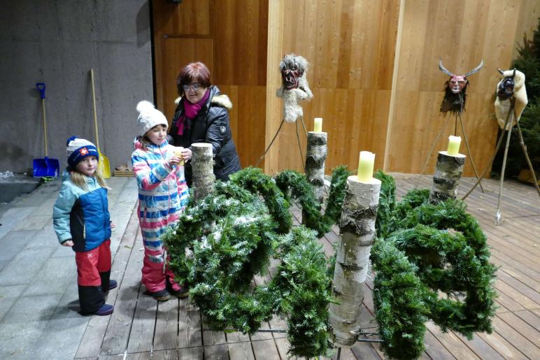 In Taufers im Münstertal wurde am ersten Adventssonntag die Aktion „Advent in Dorf an dr Grenz“ eröffnet; Fotos: Sepp