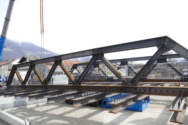 Neue Etschbrücke in Laas platziert, 24.03.2026, Fotos: AM 