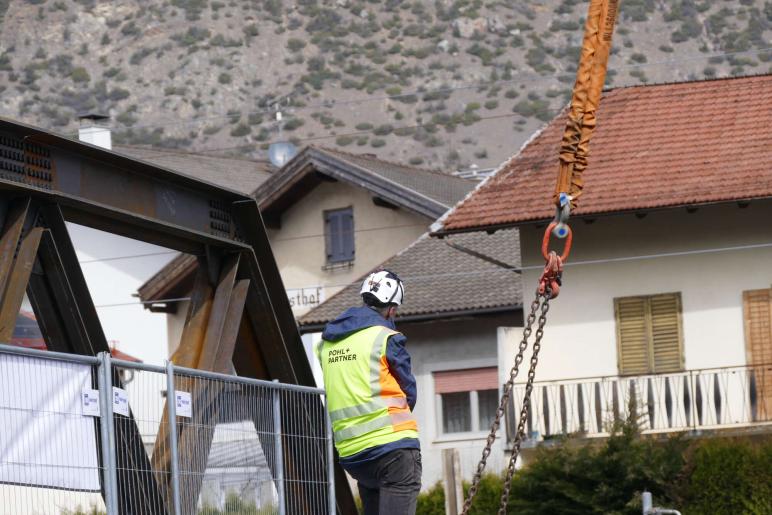 Neue Etschbrücke in Laas platziert, 24.03.2026, Fotos: AM 
