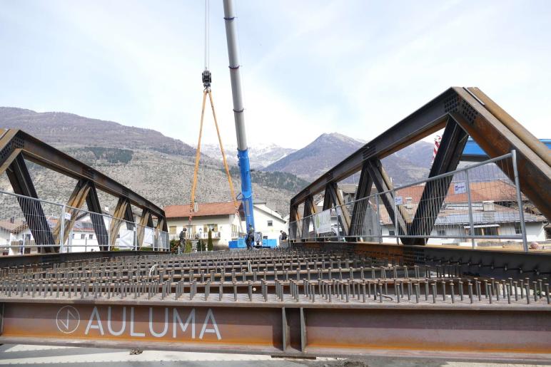 Neue Etschbrücke in Laas platziert, 24.03.2026, Fotos: AM 