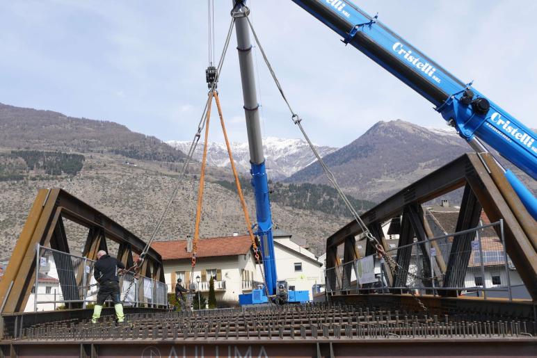 Neue Etschbrücke in Laas platziert, 24.03.2026, Fotos: AM 