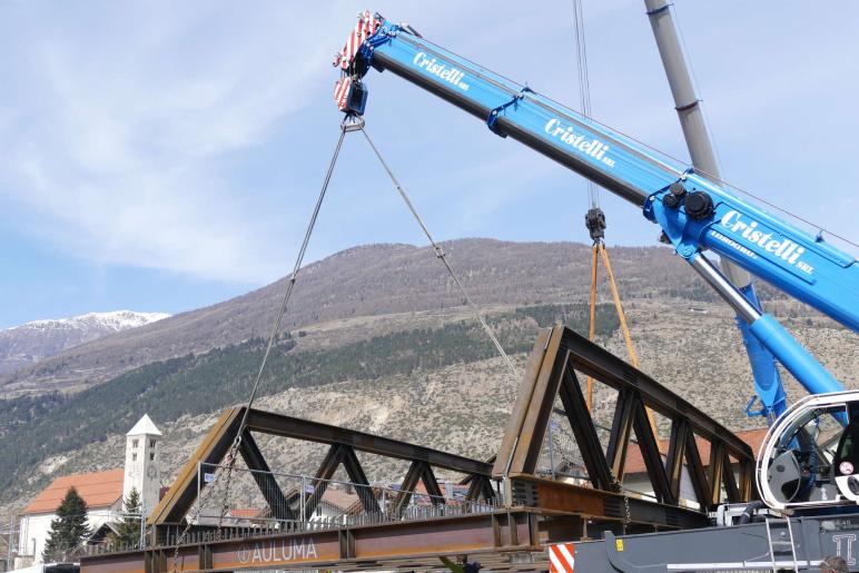 Neue Etschbrücke in Laas platziert, 24.03.2026, Fotos: AM 