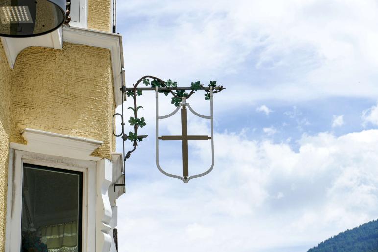 Wirtshausschild in Laas; Foto: Sepp