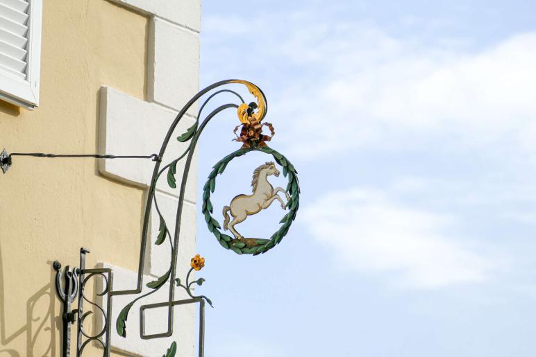 Wirtshausschild in Schluderns; Foto: Sepp